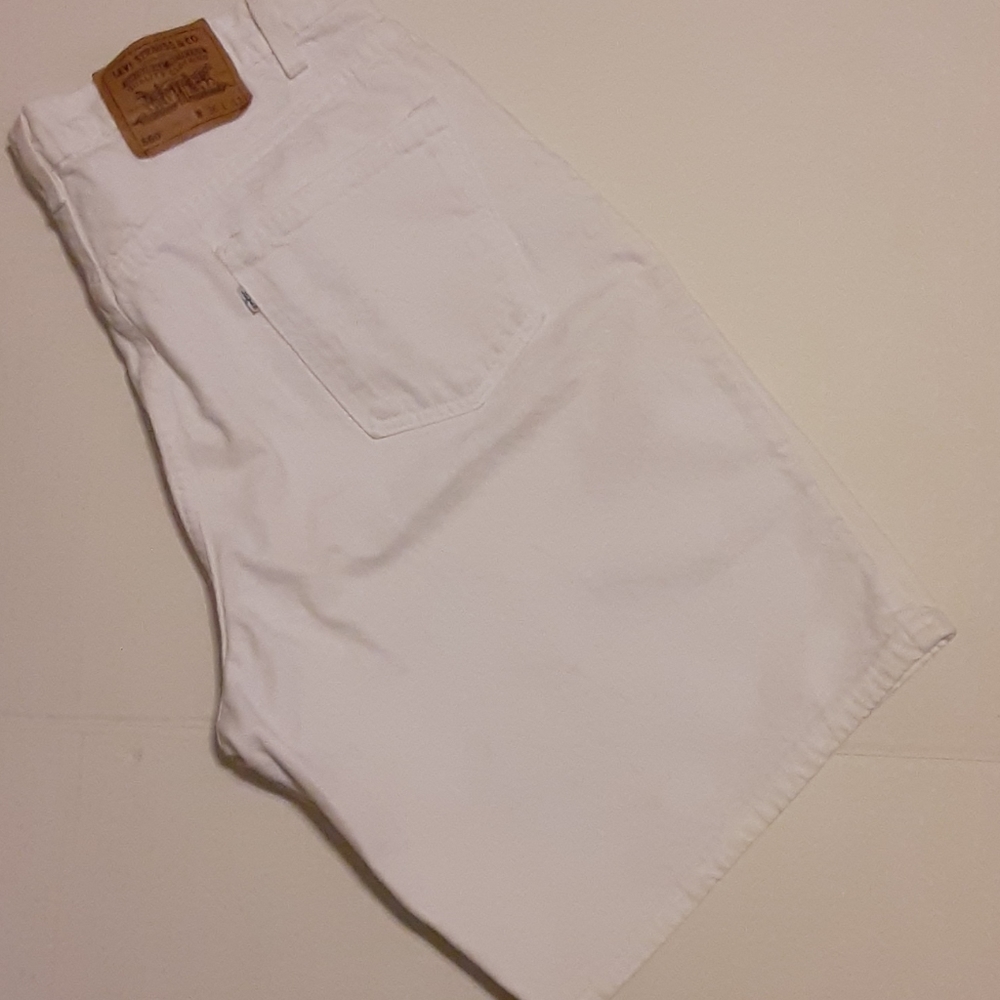 White Levi's shorts 560 36X11